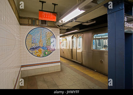 L'art du métro et un train à la 8e Rue gare de la R et N lignes sur Broadway et la 8e Rue à Greenwich Village à New York. Banque D'Images