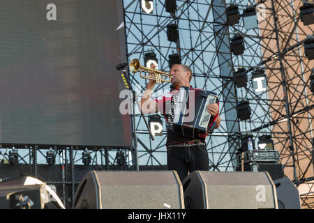 KIEV, UKRAINE - le 28 juin 2017 populaires : groupe de rock ukrainien Vopli Vidopliassova et son leader, chanteur et accordéoniste Oleh Skrypka fonctionne à th Banque D'Images