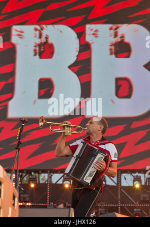 KIEV, UKRAINE - le 28 juin 2017 populaires : groupe de rock ukrainien Vopli Vidopliassova et son leader, chanteur et accordéoniste Oleh Skrypka fonctionne à th Banque D'Images