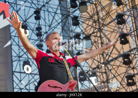 KIEV, UKRAINE - le 28 juin 2017 populaires : groupe de rock ukrainien Vopli Vidopliassova et son leader, chanteur et guitariste Oleh Skrypka fonctionne à la une Banque D'Images