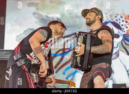 KIEV, UKRAINE - le 28 juin 2017 : groupe de rock ukrainien Kozak et son leader, chanteur et accordéoniste Lenio avec le guitariste basse Sherstyuk perfor Banque D'Images