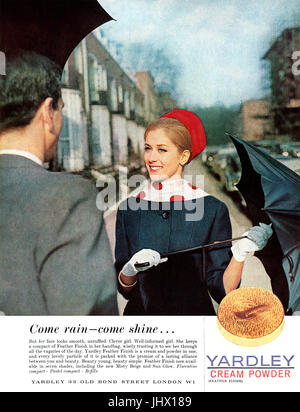 1962 La publicité pour Yardley crème en poudre. Banque D'Images