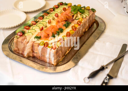 Des couches de gâteau Sandwich traditionnel avec jambon, fromage, légumes et sauces Banque D'Images