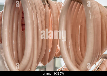 Beaucoup de saucisses traditionnelles suspendu dans l'entrepôt Banque D'Images