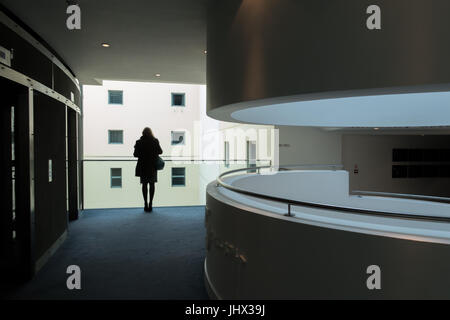 Silhouette féminine, bâtiment Atrium Banque D'Images