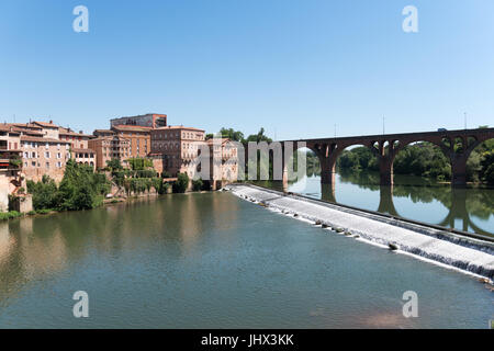 Le barrage sur la rivière Tarn à Albi avec l'hôtel Mercure à l'extrémité du pont, France Banque D'Images