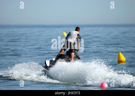 Homme monté sur un jet ski, Marbella, Province de Malaga, Andalousie, Espagne, Europe de l'Ouest. Banque D'Images