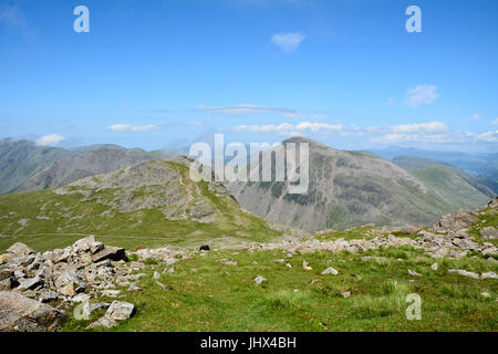 Grand Gable et Lingmell comme vu près du sommet de Scafell Pike dans le Lake District Cumbria England Banque D'Images