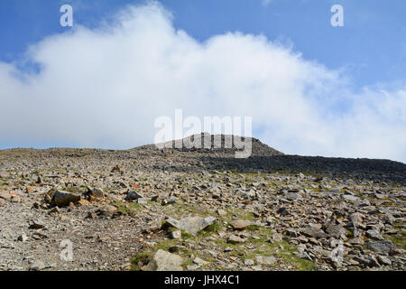 Le sommet de Scafell Pike vu du rocher sur le haut des pentes de la montagne dans le Lake District Cumbria England Banque D'Images