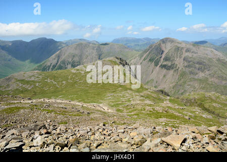 Grand Gable et Lingmell comme vu près du sommet de Scafell Pike dans le Lake District Cumbria England Banque D'Images