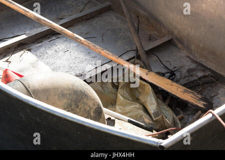 Bateau de pêche, bateau à rames en aluminium sur un lac. Banque D'Images