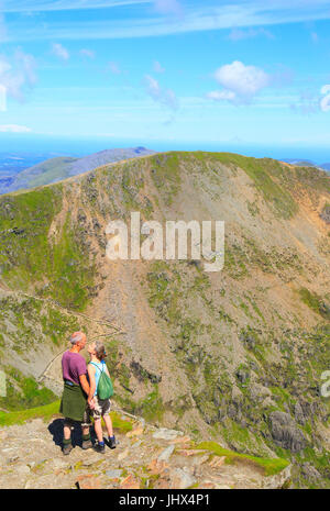 L'homme et la femme enjoying view de sommet du Mont Snowdon, Gwynedd, Snowdonia, le nord du Pays de Galles, Royaume-Uni Banque D'Images