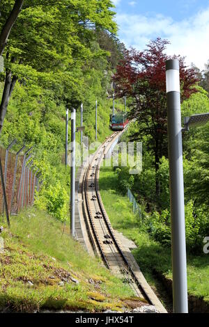 Le funiculaire Fløibanen à Bergen, l'une des attractions les plus populaires de Norvège, emmène les touristes au sommet du mont Fløyen d''une superbe vue sur la ville Banque D'Images