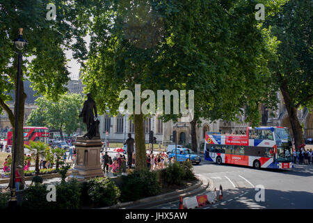 Un bus de tournée avec l'Original Tour dernière marque d'une Union jack flag les périphériques à la place du Parlement, le 7 juillet 2017, dans le centre de Londres. Banque D'Images