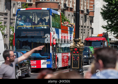 Un bus de tournée avec l'Original Tour dernière marque d'une Union jack flag durs passé la foule sur le quai, le 7 juillet 2017, dans le centre de Londres. Banque D'Images