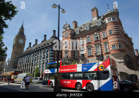 Un bus de tournée avec l'Original Tour dernière marque d'une Union jack flag s'arrête au-dessous de Big Ben, le 7 juillet 2017, dans le centre de Londres. Banque D'Images