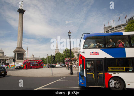 Un bus de tournée avec l'Original Tour dernière marque d'une Union jack flag les périphériques à Trafalgar Square sur son itinéraire par Westminster, le 7 juillet 2017, dans le centre de Londres. Banque D'Images