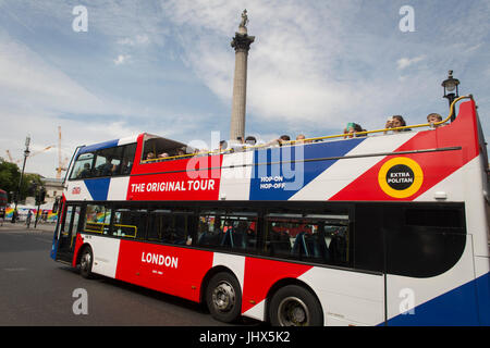 Un bus de tournée avec l'Original Tour dernière marque d'une Union jack flag les périphériques à Trafalgar Square sur son itinéraire par Westminster, le 7 juillet 2017, dans le centre de Londres. Banque D'Images