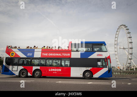 Un bus de tournée avec l'Original Tour dernière marque d'une Union jack flag durs passé le London Eye de Westminster Bridge, le 7 juillet 2017, dans le centre de Londres. Banque D'Images