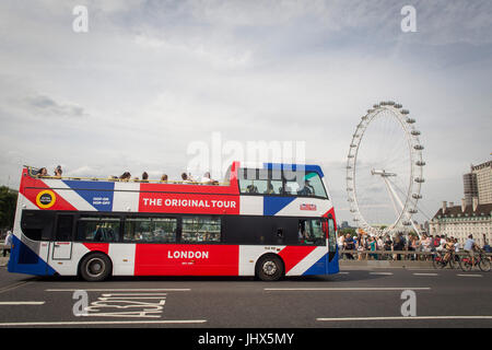 Un bus de tournée avec l'Original Tour dernière marque d'une Union jack flag durs passé le London Eye de Westminster Bridge, le 7 juillet 2017, dans le centre de Londres. Banque D'Images