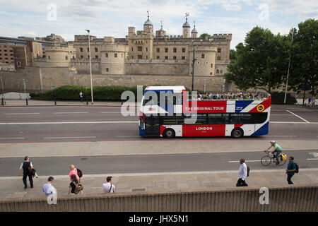 Un bus de tournée avec l'Original Tour dernière marque d'une Union jack flag durs passé la Tour de Londres, le 7 juillet 2017, dans la ville de Londres. Banque D'Images