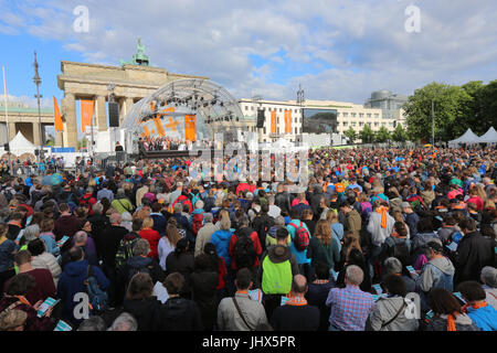 Berlin, 24 mai 2017 : Ouverture de la 36e Congrès 2017 de l'Eglise protestante allemande devant la porte de Brandebourg à Berlin, Allemagne Banque D'Images