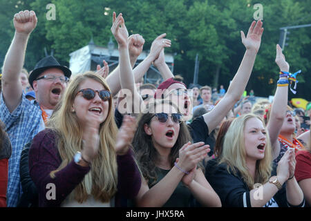 Berlin, Allemagne. 26 mai 2017. Yvonne Catterfeld applaudi des fans. La chanteuse allemande Yvonne Catterfeld joué en direct à la 36e à Berlin Kirchentag en face de l'Brandenburg Banque D'Images