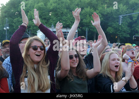 Berlin, Allemagne. 26 mai 2017. Yvonne Catterfeld applaudi des fans. La chanteuse allemande Yvonne Catterfeld joué en direct à la 36e à Berlin Kirchentag en face de l'Brandenburg Banque D'Images