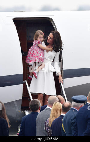 Le duc et la duchesse de Cambridge arrivent à l'aéroport Chopin de Varsovie à Prince George et de la princesse Charlotte pour le début de leur tournée de cinq jours en Pologne et l'Allemagne. Banque D'Images