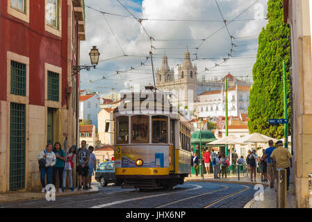 Tramway de Lisbonne, un tramway n°12 part de la Porta do sol dans le quartier d'Alfama et se dirige le long du Largo Santa Luzia vers le centre de Lisbonne. Banque D'Images