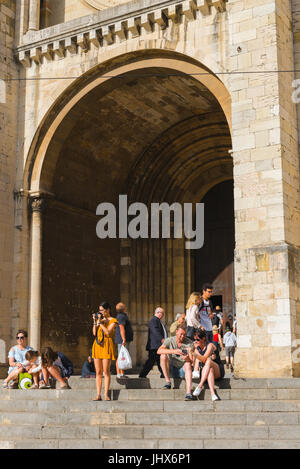 La cathédrale de Lisbonne, les touristes se sont réunis à l'entrée principale de la cathédrale se - - dans le quartier d'Alfama de Lisbonne, Portugal. Banque D'Images