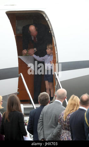 Prince George qui tient la main de son père, le duc de Cambridge, comme il arrive à l'aéroport Chopin de Varsovie avec la duchesse de Cambridge et de la princesse Charlotte pour le début de leur tournée de cinq jours en Pologne et l'Allemagne. Banque D'Images