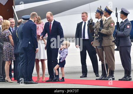 Le duc de Cambridge à l'aéroport Chopin de Varsovie à Prince George au début de leur tournée de cinq jours en Pologne et l'Allemagne. Banque D'Images