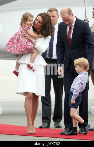 Le duc et la duchesse de Cambridge arrivent à l'aéroport Chopin de Varsovie à Prince George et de la princesse Charlotte pour le début de leur tournée de cinq jours en Pologne et l'Allemagne. Banque D'Images