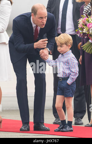 Le duc de Cambridge à l'aéroport Chopin de Varsovie à Prince George au début de leur tournée de cinq jours en Pologne et l'Allemagne. Banque D'Images