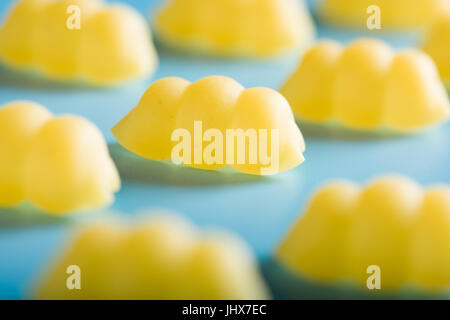 Modèle des gnocchi sur fond bleu Banque D'Images