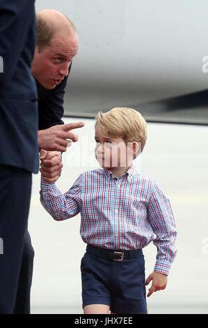 Prince George qui tient la main de son père, le duc de Cambridge, comme il arrive à l'aéroport Chopin de Varsovie avec la duchesse de Cambridge et de la princesse Charlotte pour le début de leur tournée de cinq jours en Pologne et l'Allemagne. Banque D'Images