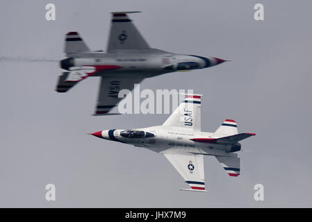 L'équipe des Thunderbirds de l'USAF volant à un spectacle aérien britannique Banque D'Images