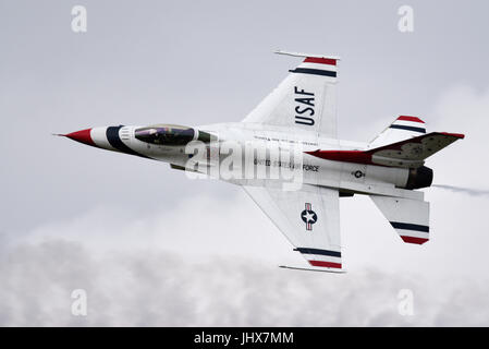 L'équipe des Thunderbirds de l'USAF volant à un spectacle aérien britannique Banque D'Images