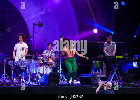 Brooklyn, NY - 15 juillet 2017. Les pays BRIC Célébrer Brooklyn ! Série de concerts d'été Festival les un post-Bastille Day bill de la Louisiane bande bilingue Français et non corrosif, auteur-compositeur et styliste Ben L'Oncle Soul. Non corrosif, sur scène. Banque D'Images