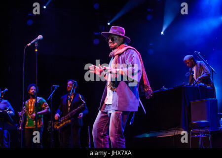 Brooklyn, NY - 15 juillet 2017. Les pays BRIC Célébrer Brooklyn ! Série de concerts d'été Festival les un post-Bastille Day bill de la Louisiane bande bilingue Français et non corrosif, auteur-compositeur et styliste Ben L'Oncle Soul. Ben L'Oncle Soul sur scène. Banque D'Images