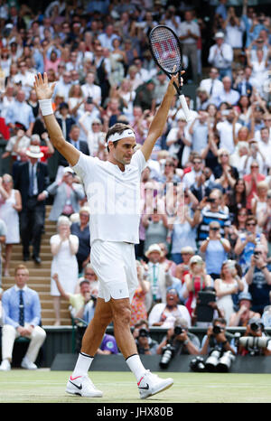 Londres, Royaume-Uni. 16 juillet, 2017. La Suisse de Roger Federer célèbre après avoir remporté le match final du tournoi avec Marin Cilic de Croatie au Wimbledon Championships 2017 à Wimbledon, Londres, Angleterre le 16 juillet 2017. Credit : Han Yan/Xinhua/Alamy Live News Banque D'Images