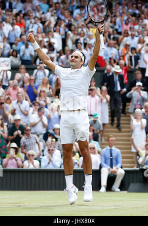 Londres, Royaume-Uni. 16 juillet, 2017. La Suisse de Roger Federer célèbre après avoir remporté le match final du tournoi avec Marin Cilic de Croatie au Wimbledon Championships 2017 à Wimbledon, Londres, Angleterre le 16 juillet 2017. Credit : Han Yan/Xinhua/Alamy Live News Banque D'Images