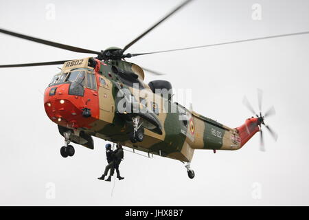 Raf Fairford, UK. 16 juillet, 2017. Les visiteurs vu des avions civils et militaires en tenant vers le ciel dans l'un des plus spectaculaires affiche cette année au riat air show. le belge westland Sea King fait preuve d'une mission de sauvetage. crédit : Uwe deffner/Alamy live news Banque D'Images