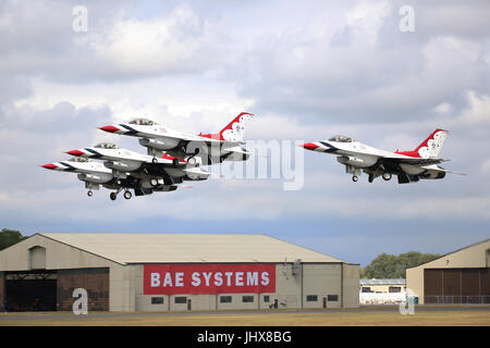 Raf Fairford, UK. 16 juillet, 2017. Les visiteurs vu l'US air force équipe aerobatitc thethunderbirds en tenant vers le ciel dans l'un des plus spectaculaires affiche cette année au riat air show. crédit : Uwe deffner/Alamy live news Banque D'Images