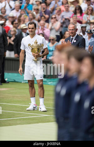 Wimbledon, Londres, Royaume-Uni. 16 juillet, 2017. Le Wimbledon Tennis Championships 2017 tenue à l'All England Lawn Tennis et croquet Club, Londres, Angleterre, Royaume-Uni. Le simple messieurs - FINALE Roger Federer (SUI) [3] v Marin Cilic (CRO) [7] sur le Court central. Remise d'un trophée. Photo : Roger Federer. Credit : Duncan Grove/Alamy Live News Banque D'Images