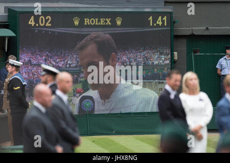 Wimbledon, Londres, Royaume-Uni. 16 juillet, 2017. Le Wimbledon Tennis Championships 2017 tenue à l'All England Lawn Tennis et croquet Club, Londres, Angleterre, Royaume-Uni. Le simple messieurs - FINALE Roger Federer (SUI) [3] v Marin Cilic (CRO) [7] sur le Court central. Remise d'un trophée. Credit : Duncan Grove/Alamy Live News Banque D'Images