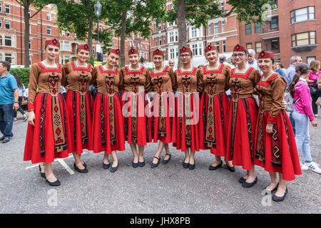 Londres, Royaume-Uni. 16 juillet, 2017. Les interprètes dansent lors du 7e Festival de Rue d'Arménie. © Guy Josse/Alamy Live News Banque D'Images