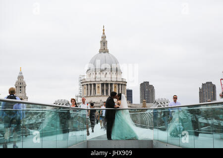 Londres, Royaume-Uni. 16 juillet, 2017. Météo France : une femme et un homme s'embrasser sur le pont du Millénaire en vue de la cathédrale de St Paul, sous un ciel couvert mais avec quelques éclaircies dans la capitale. Credit : Dinendra Haria/Alamy Live News Banque D'Images