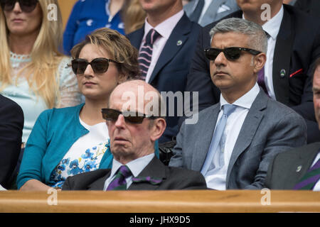 Wimbledon, Londres, Royaume-Uni. 16 juillet, 2017. Le Wimbledon Tennis Championships 2017 tenue à l'All England Lawn Tennis et croquet Club, Londres, Angleterre, Royaume-Uni. Le simple messieurs - FINALE Roger Federer (SUI) [3] v Marin Cilic (CRO) [7] sur le Court central. Le maire de Londres Sadiq Khan regarde le match de la Loge Royale avec son épouse Saadiya. Credit : Duncan Grove/Alamy Live News Banque D'Images